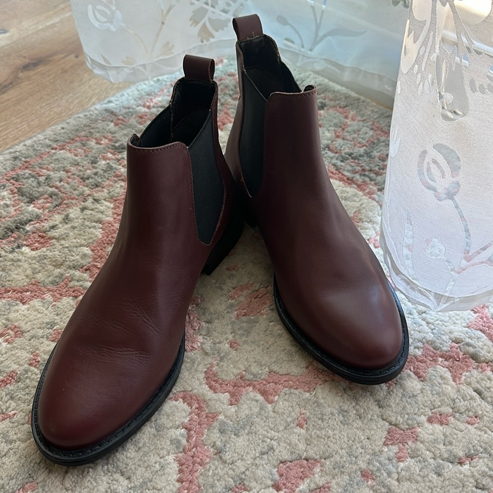 100% leather booties, English brand. Brand new, never worn. Made in India.